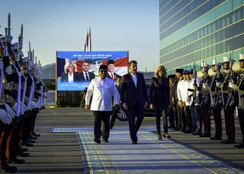 Prabowo Subianto Antar Presiden Macron ke Singapura