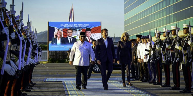 Prabowo Subianto Antar Presiden Macron ke Singapura