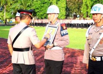 Kapolda Sulsel Beri Penghargaan Kepada 137 Personel dan 10 Personel Dihukum PTDH