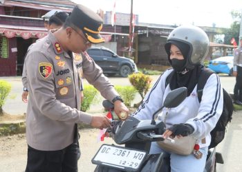 Polres Pasangkayu Bagikan Bendera Ke Pengendara