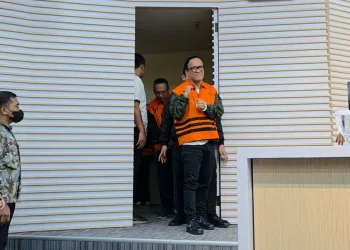 Resmi Tersangka, Wamenaker Lempar Senyum dan Kepalkan Tangan