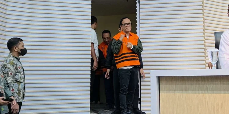 Resmi Tersangka, Wamenaker Lempar Senyum dan Kepalkan Tangan