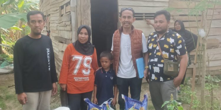 Mengetuk Pintu Kepedulian: Dinas Sosial Menyerahkan Bantuan Permakanan untuk Lansia dan Anak di Luar Panti