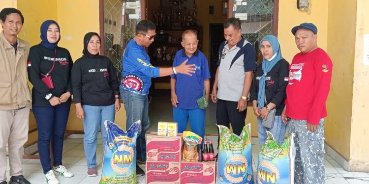 Mengetuk Pintu Kepedulian: Dinas Sosial Menyerahkan Bantuan Permakanan untuk Lansia dan Anak di Luar Panti