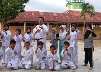 Anak-Anak SDN 019 Manding Belajar Disiplin dan Sportivitas Melalui Bela Diri INKAI
