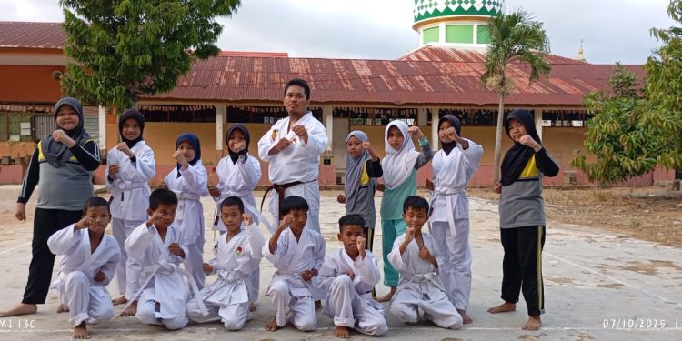 Anak-Anak SDN 019 Manding Belajar Disiplin dan Sportivitas Melalui Bela Diri INKAI