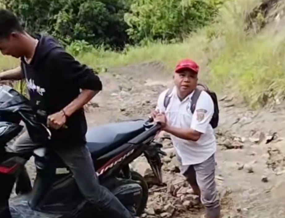 Jalan yang Menjadi Doa Warga Tutar–Alu