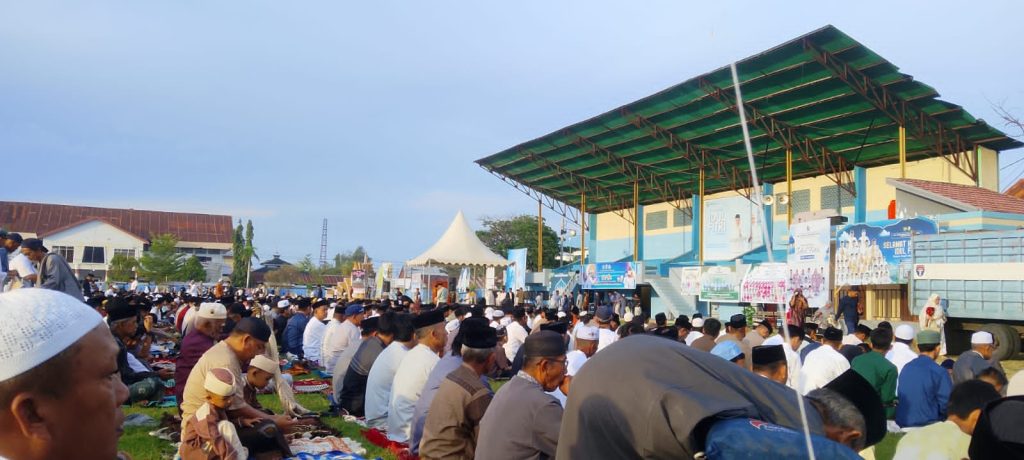 Stadion Prasamya Memutih, Bupati AST Syukuri Kebersamaan Masyarakat Majene di Hari Raya