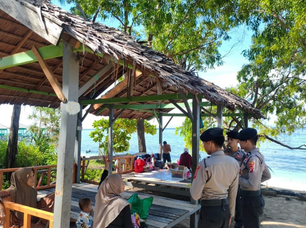 Suasana Libur Lebaran, Samapta Polres Majene Intensifkan Patroli Kamtibmas di Wisata Pantai Munu