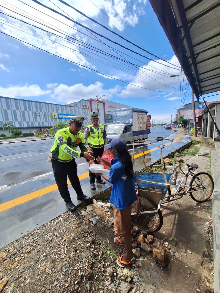 Jumat Berkah: Ditlantas Polda Sulbar Tebar Kebaikan, Berbagi Rezeki dengan Ojol, Tukang Becak dan Juru Parkir