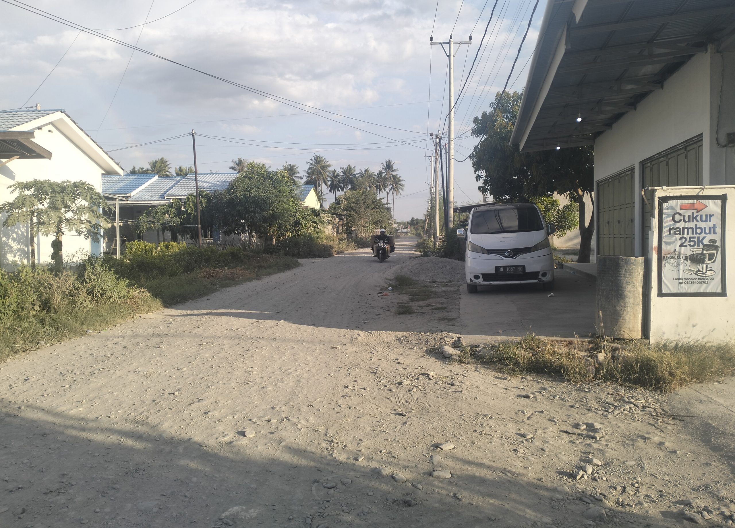 Kondisi jalan Balintuma Desa Kaluku Bula Sigi biromaru yang belum pernah tersentuh aspal...