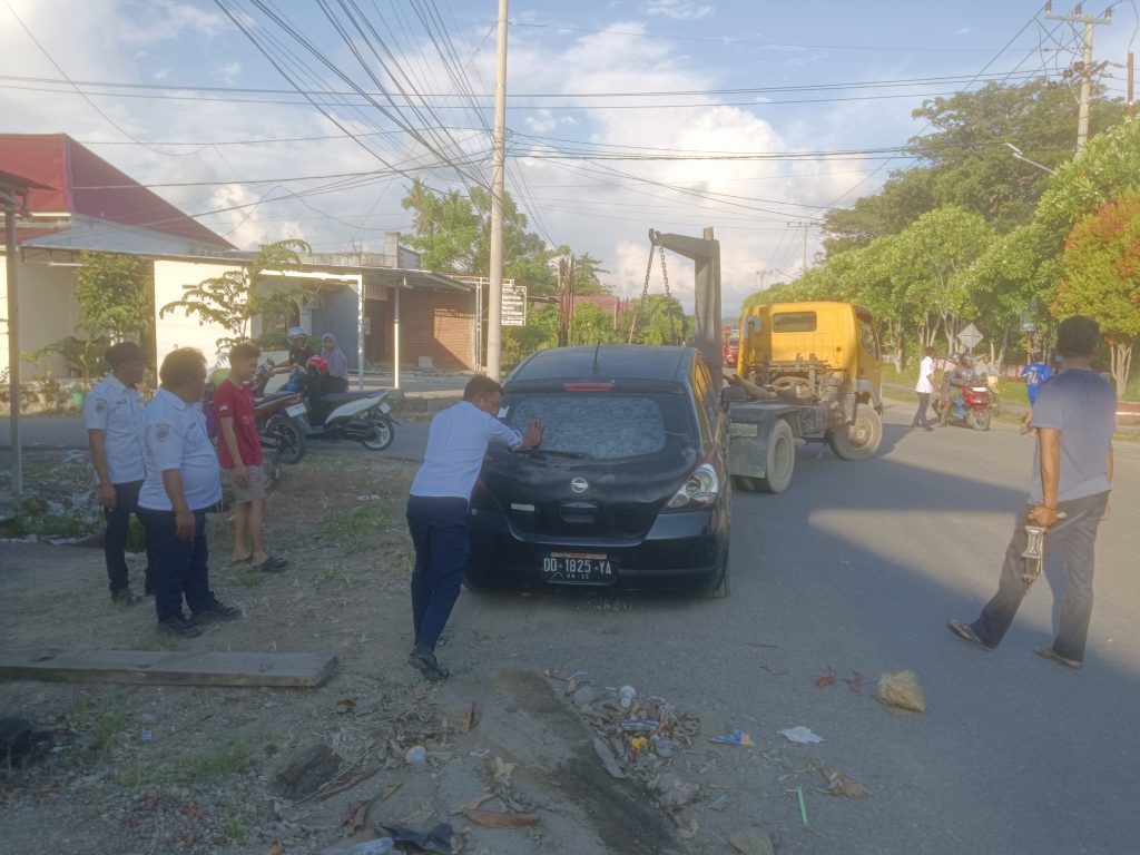 Mobil Terbengkalai Bertahun-Tahun Akhirnya Dievakuasi, Dishub dan DLH Bergerak Cepat