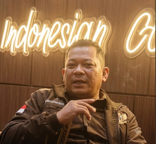 L-KONTAK: Dugaan Saja Tidak Cukup, Status SHM Pasar Raya Makassar Harus Diuji Mekanisme Hukum Tony Iswandi, Ketua Umum L‑KONTAK, saat memberikan keterangan pers terkait isu somasi Perumda Pasar Raya Makassar.