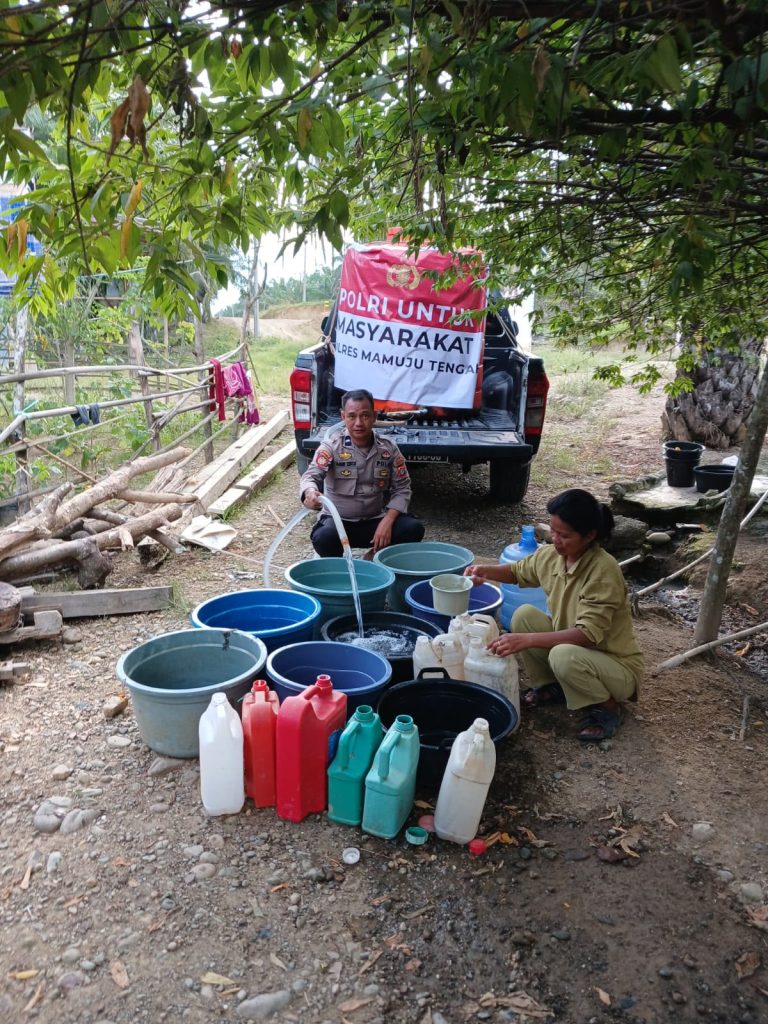 Polres Mamuju Tengah Salurkan 1.200 Liter Air Bersih untuk Warga Terdampak Kemarau