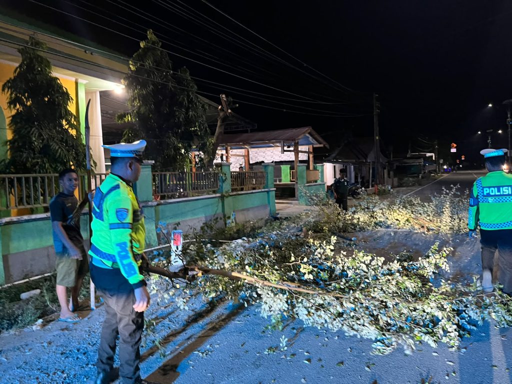 Patroli Malam Berbuah Aksi Nyata, Polantas Polda Sulbar Gotong Royong Bersihkan Jalan Bersama Warga
