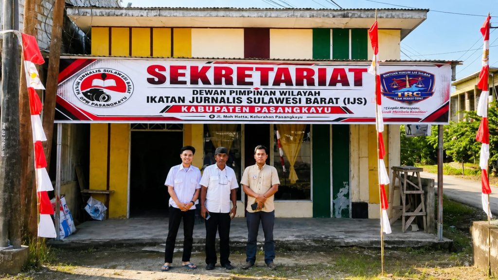 Lurah Pasangkayu Serahkan dan Pandu Pemasangan Umbul-Umbul di Sekretariat IJS Pasangkayu