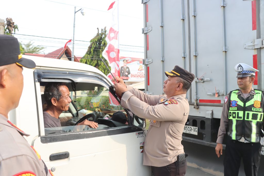 Jelang HUT RI ke-81, Polres Pasangkayu Bagikan Bendera Merah Putih
