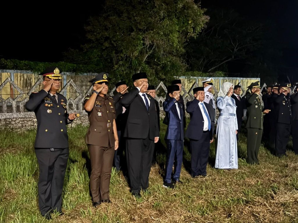 Wujud Penghormatan: Kapolres Pasangkayu Ikuti Renungan Suci di Taman Makam Pahlawan