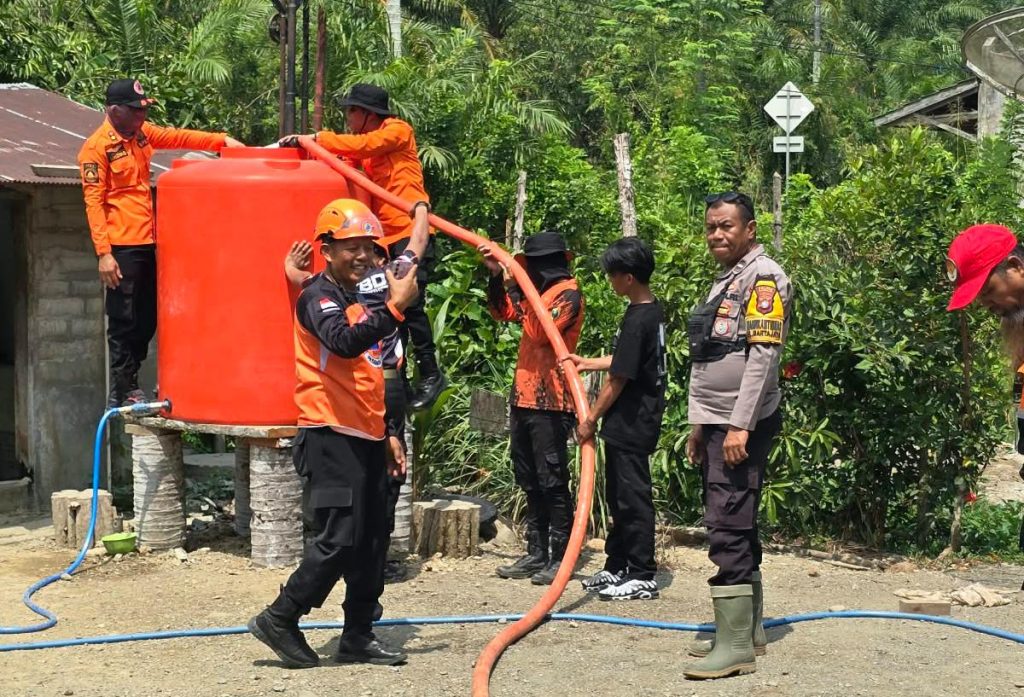 Dampak Kemarau, Polsek Pasangkayu dan BPBD Salurkan Air Bersih