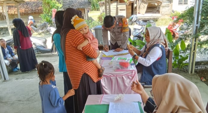 Sinergi Polri dan Nakes, Polsek Bambalamotu Kawal Posyandu di Kalola