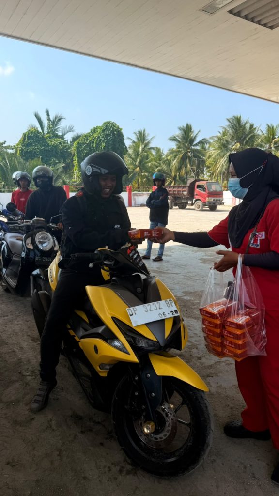 Antre Panjang Tak Jadi Soal, SPBU Bulucindolo Bagikan Paket Snack Gratis