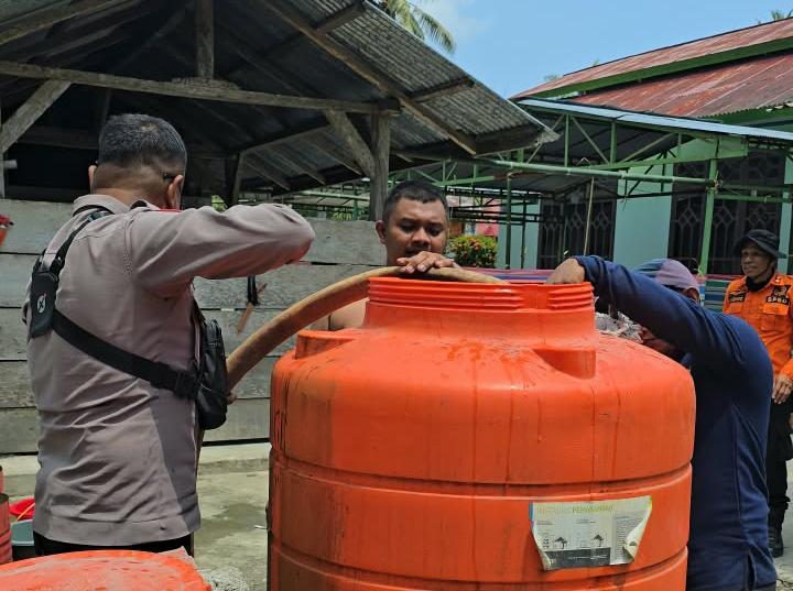 Peduli Masyarakat, Polres Pasangkayu Distribusikan Air Bersih di Martajaya