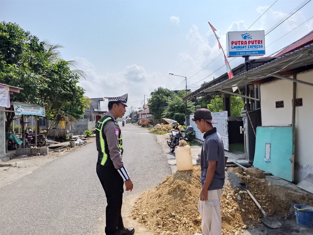 Cegah Gangguan Lalin, Unit Kamsel Polres Pasangkayu Tertibkan Material Bangunan di Bahu Jalan