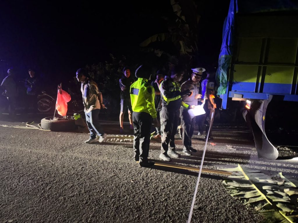 Maut di Trans Sulawesi, Pemotor Tewas Tabrak Tronton Parkir