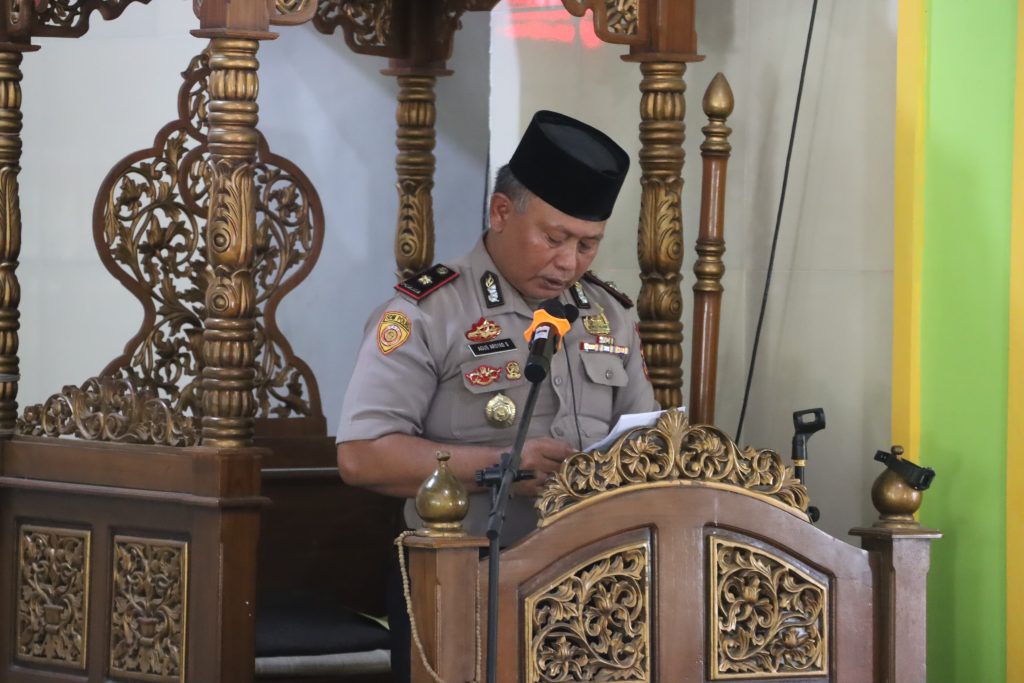 Wakapolres Pasangkayu Jadi Khatib, Ajak Warga Perangi Narkoba